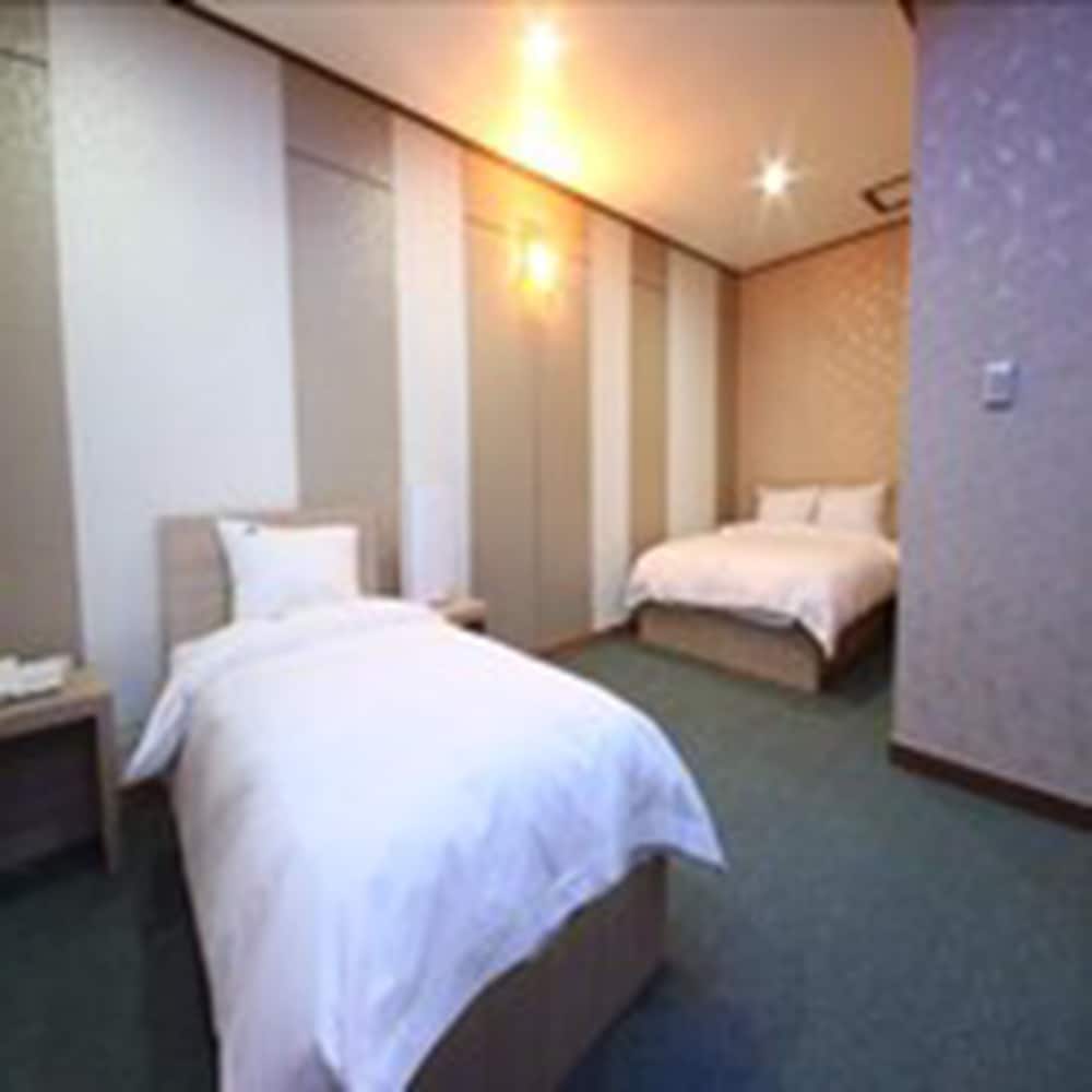 Royal Suite (for 3, 1 Double Bed&1 Single Bed) photo 1