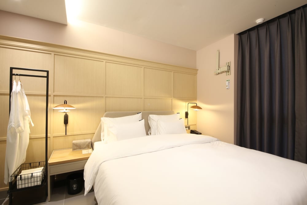 Standard Double Room - Photo 15