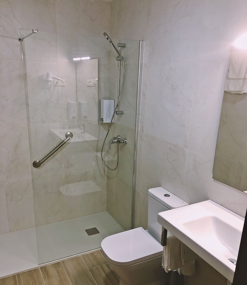 Deluxe Room - Photo 6