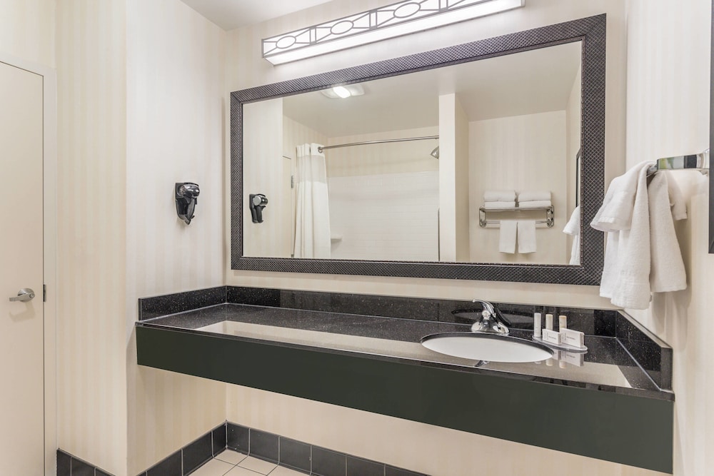 Junior Suite, Multiple Beds - Photo 4
