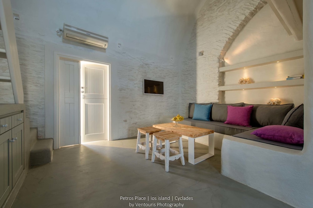 Traditional Studio (Superior) - Photo 16
