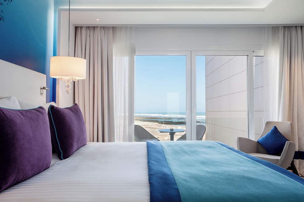Deluxe Room with Twin Beds, Side Ocean View