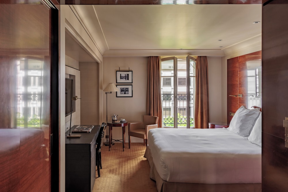 Deluxe Room, 1 King Bed, City View photo 3
