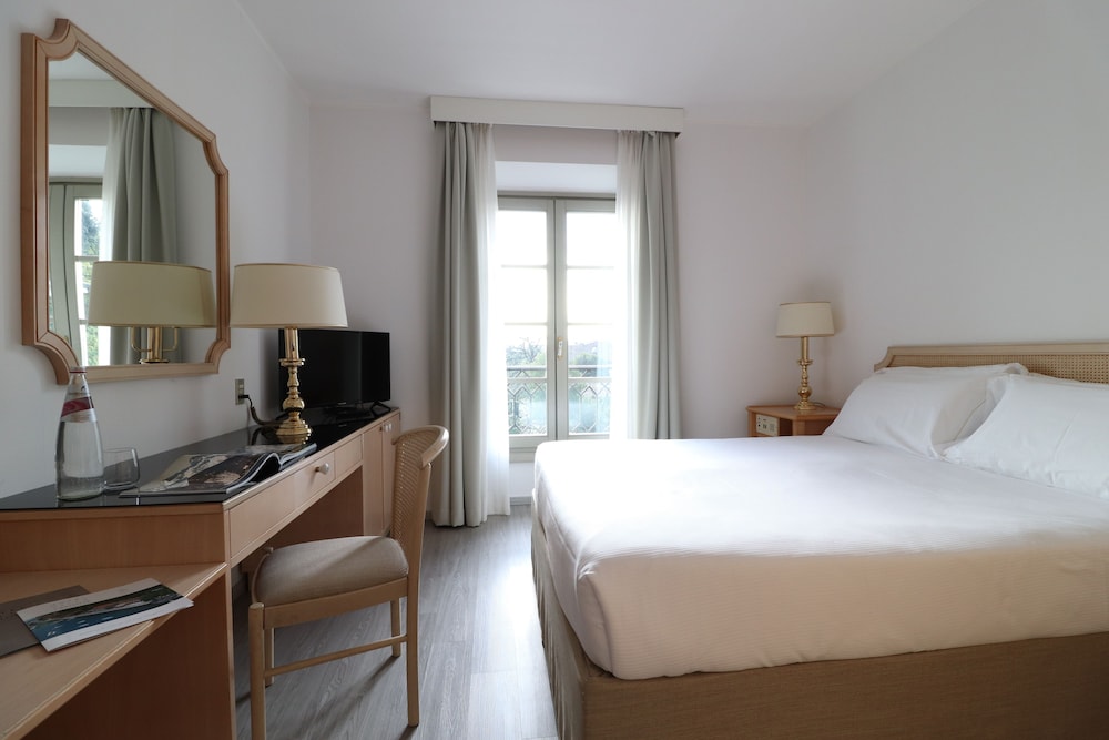 Deluxe Double Or Twin Room, Lake View photo 1