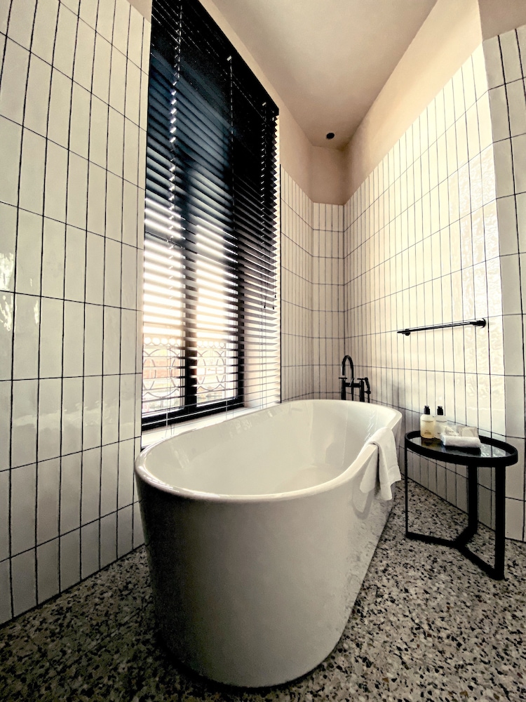 Superior Double Room, Bathtub