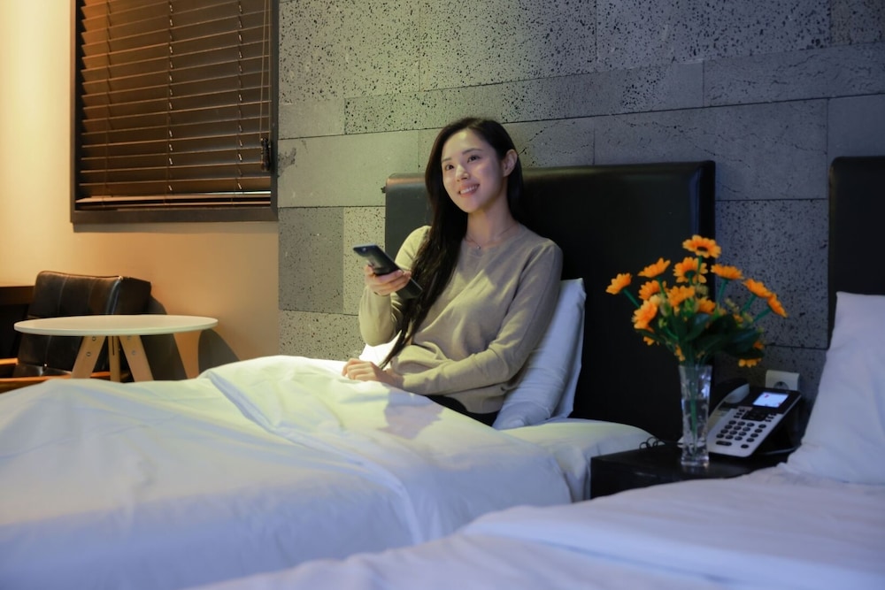 Premium Twin Room - Photo 6