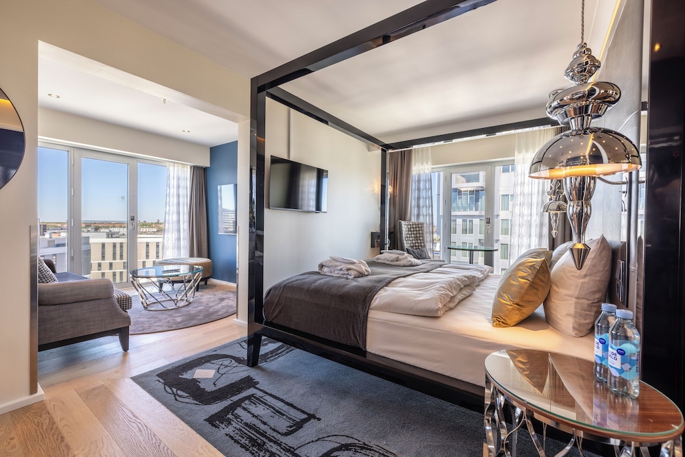 Suite - Photo 1
