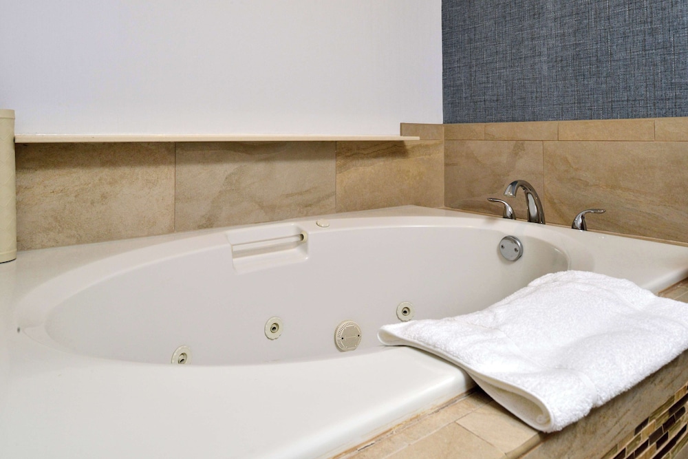 One King Bed, Whirlpool Suite - Photo 3