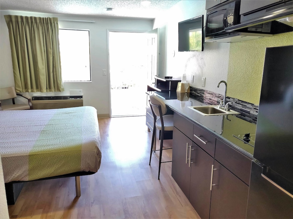 Deluxe Room, 1 King Bed, Non Smoking, Kitchenette photo 3