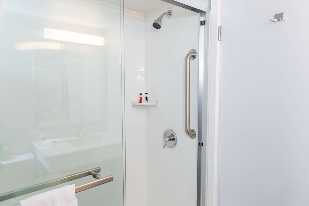 Standard Room, 1 King Bed, Non Smoking, Kitchenette - Photo 11
