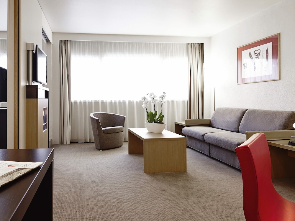Suite, 1 Queen Bed with Sofa bed - Photo 4