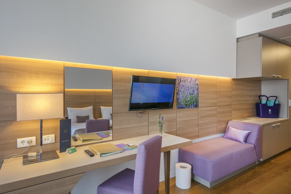 Superior Twin Room with Extra Bed and Balcony - Photo 5