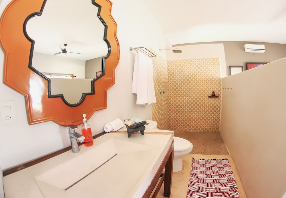 Basic Studio, 1 Queen Bed, Balcony, Ocean View photo 2