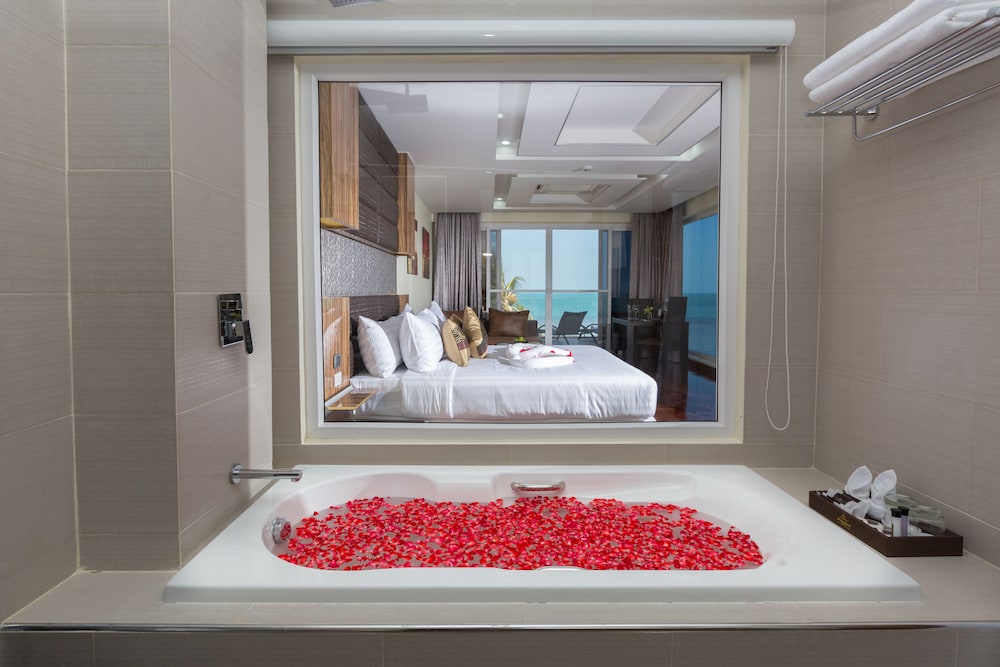Jacuzzi Suite - Photo 3