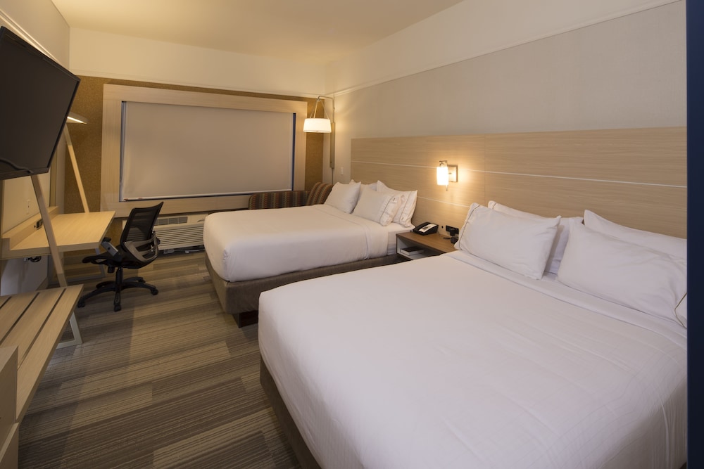 Standard Room, 2 Queen Beds, Roll-in Shower (Communications)