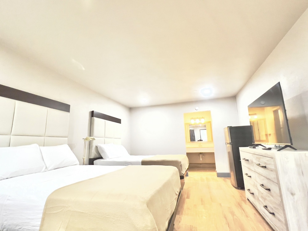 Economy Room, 2 Queen Beds, Non Smoking