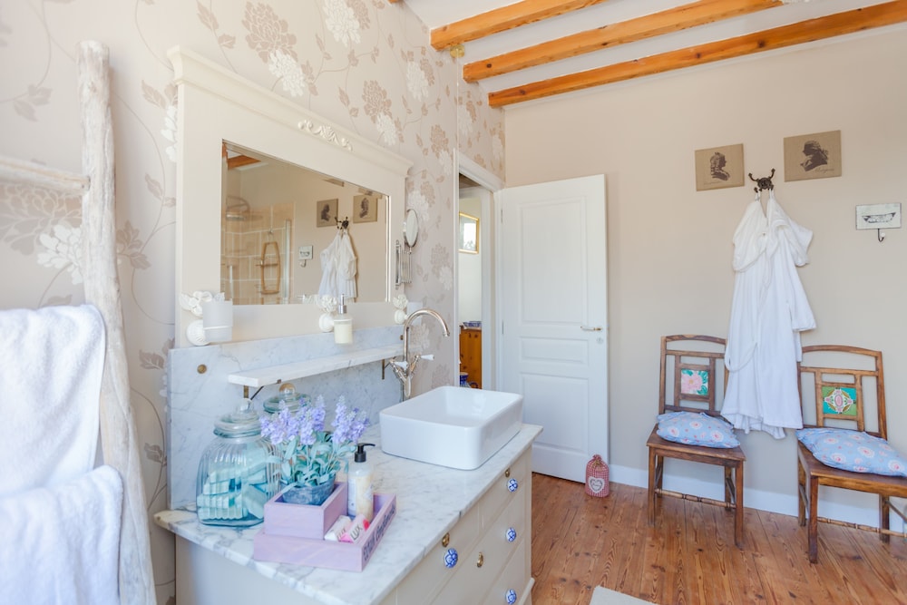 Deluxe Twin Room (Blue Toile) photo 2