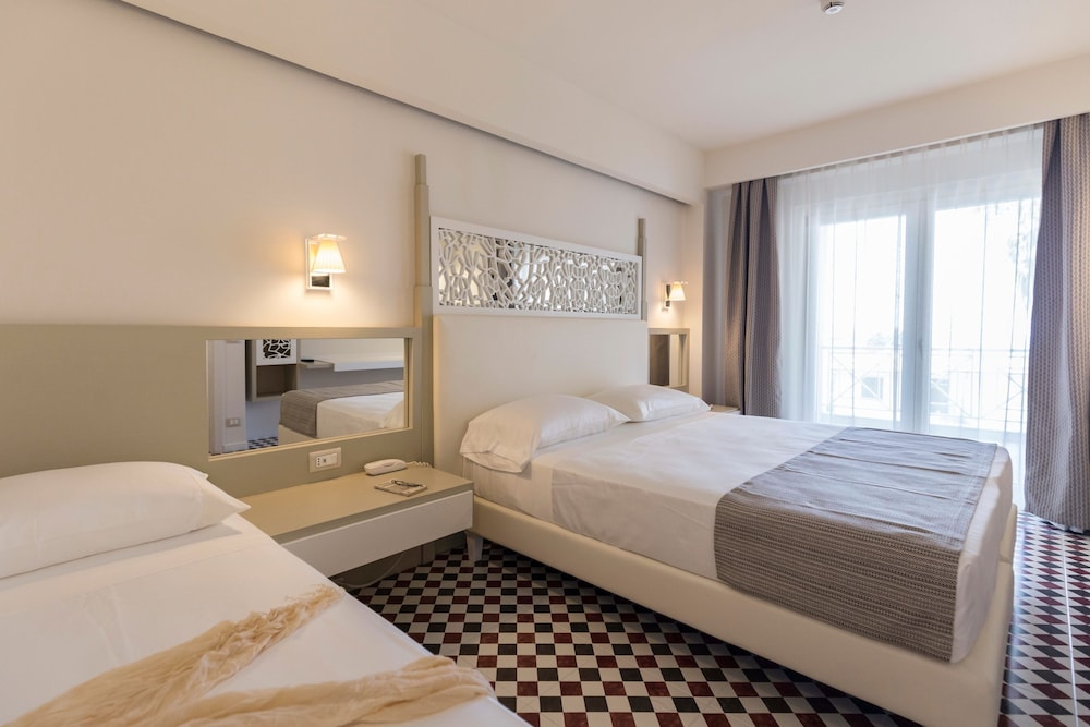 Deluxe Room, Multiple Beds, Balcony