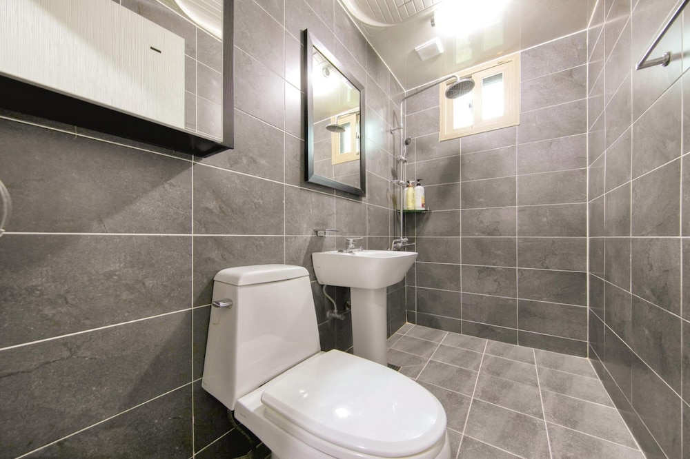Basic Room, 1 Bedroom (303) - Photo 5