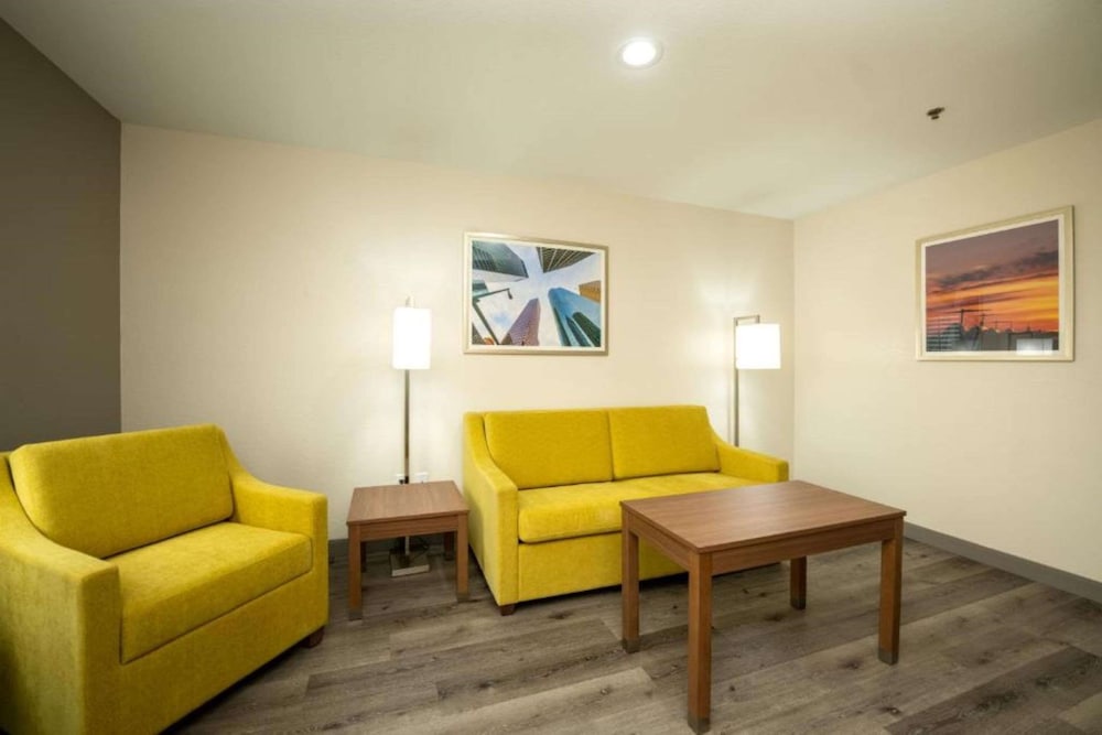 Suite, 1 King Bed, Non Smoking, Refrigerator & Microwave (with Sofabed) - Photo 4