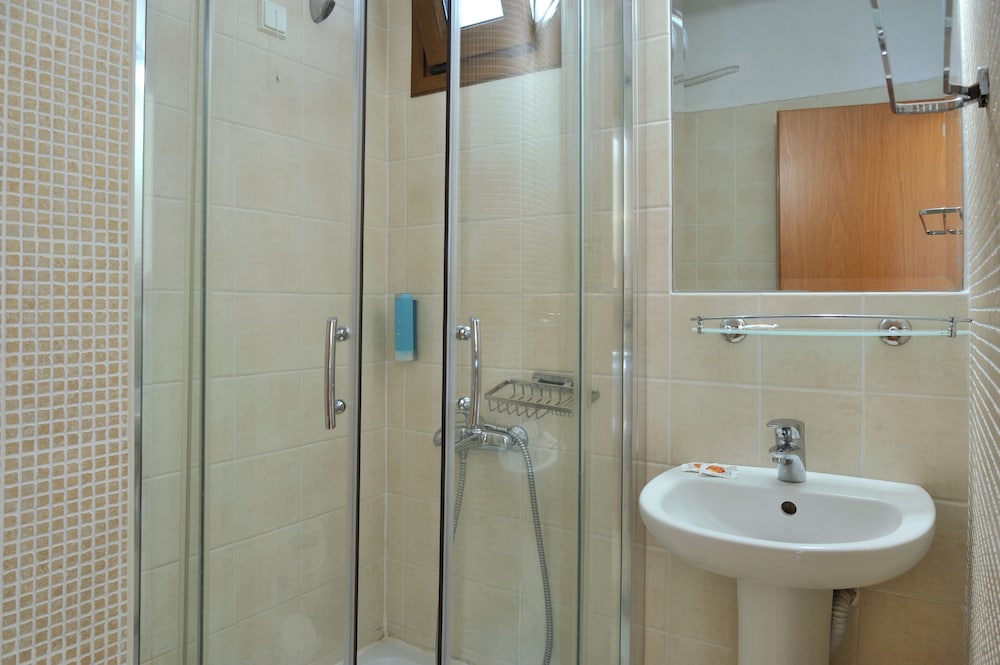 Standard Triple Room, Pool View photo 2