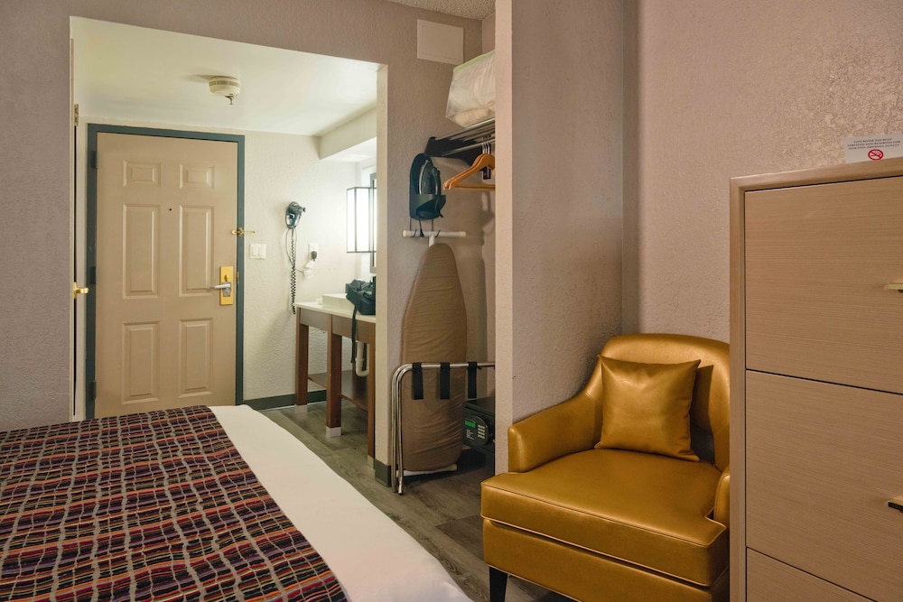 Room, 2 Queen Beds photo 2