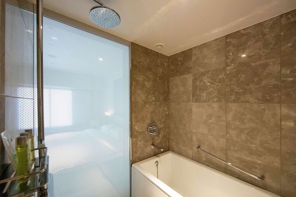King Executive Suite - Photo 13