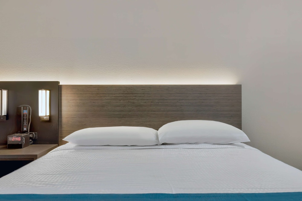 Deluxe Room, 2 Queen Beds, Non Smoking, Kitchenette - Photo 2