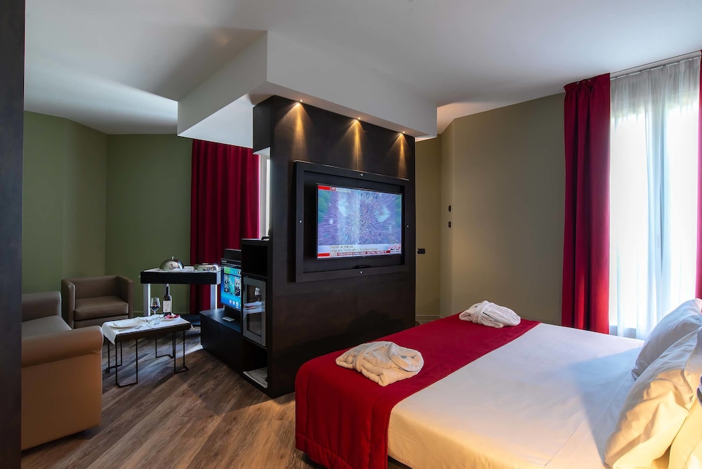 Suite, 1 King Bed With Sofa Bed photo 3