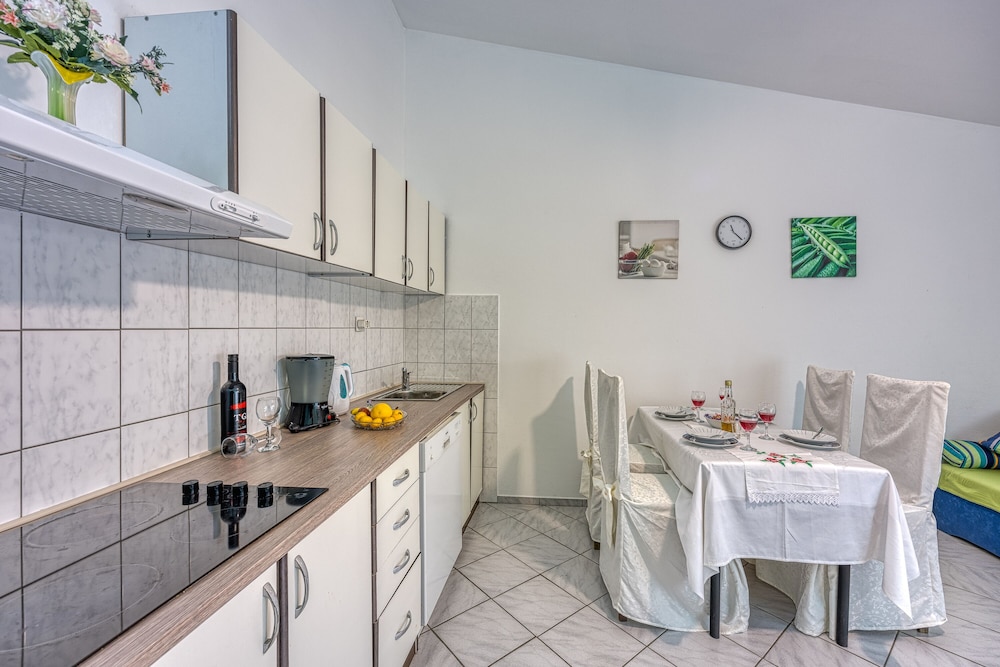 Family Apartment, Multiple Bedrooms, Mountainside (Turquoise Apartment Sea View) photo 2