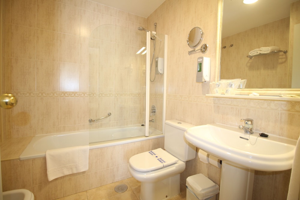 Double or Twin Room - Photo 9