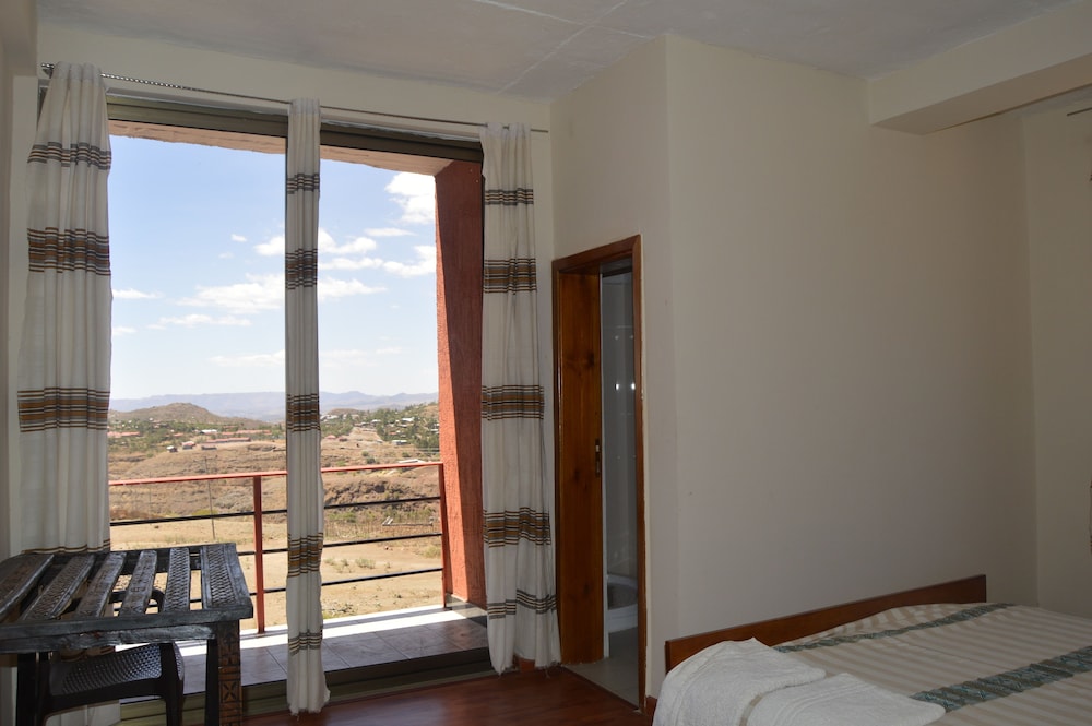 Deluxe Double Room, 1 King Bed, Balcony, Mountain View photo 2