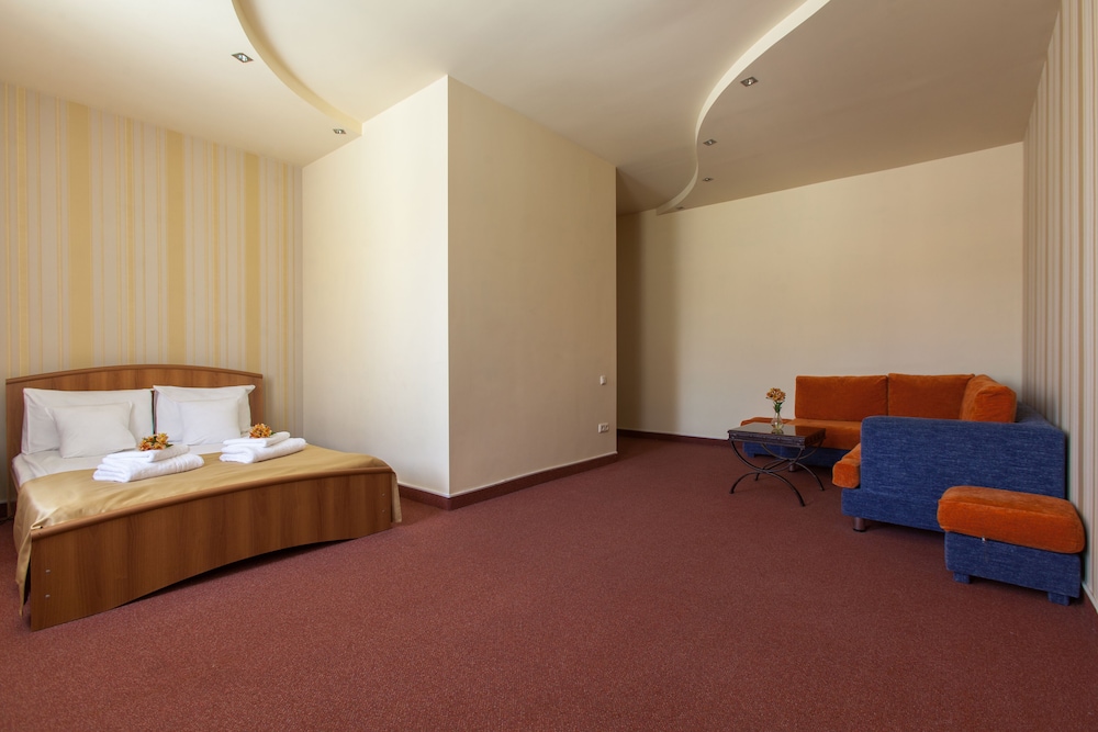 Suite, 1 Queen Bed photo 1