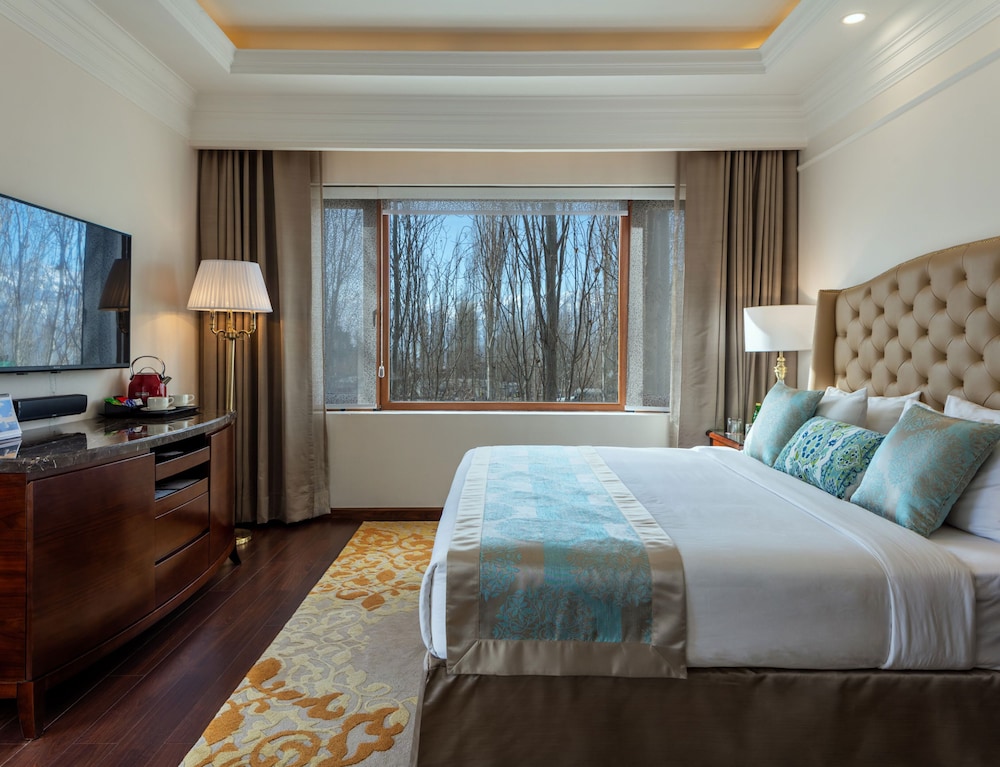 Luxury Suite, Multiple Beds, Smoking photo 2