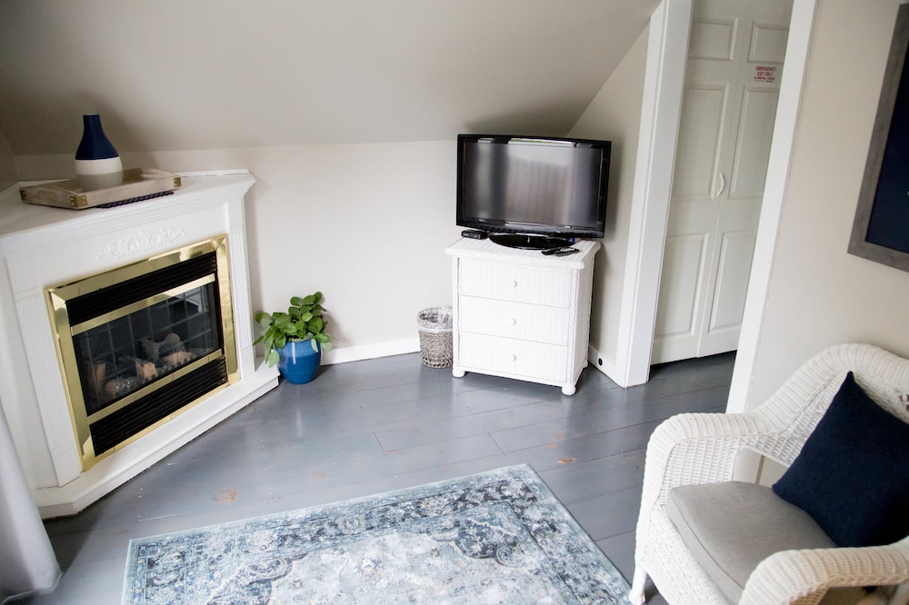 Captains Quarters Suite photo 3
