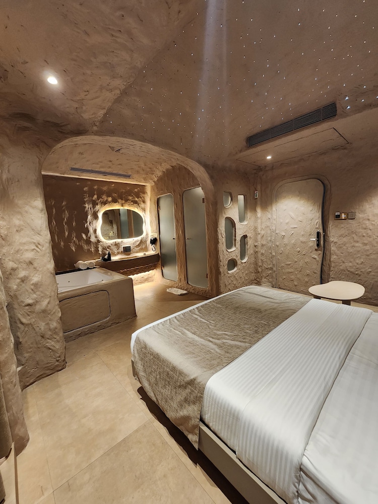 Cave Room with Grand Jacuzzi - Photo 1