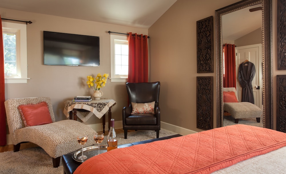 Honeymoon Suite, 1 Queen Bed, Non Smoking photo 3