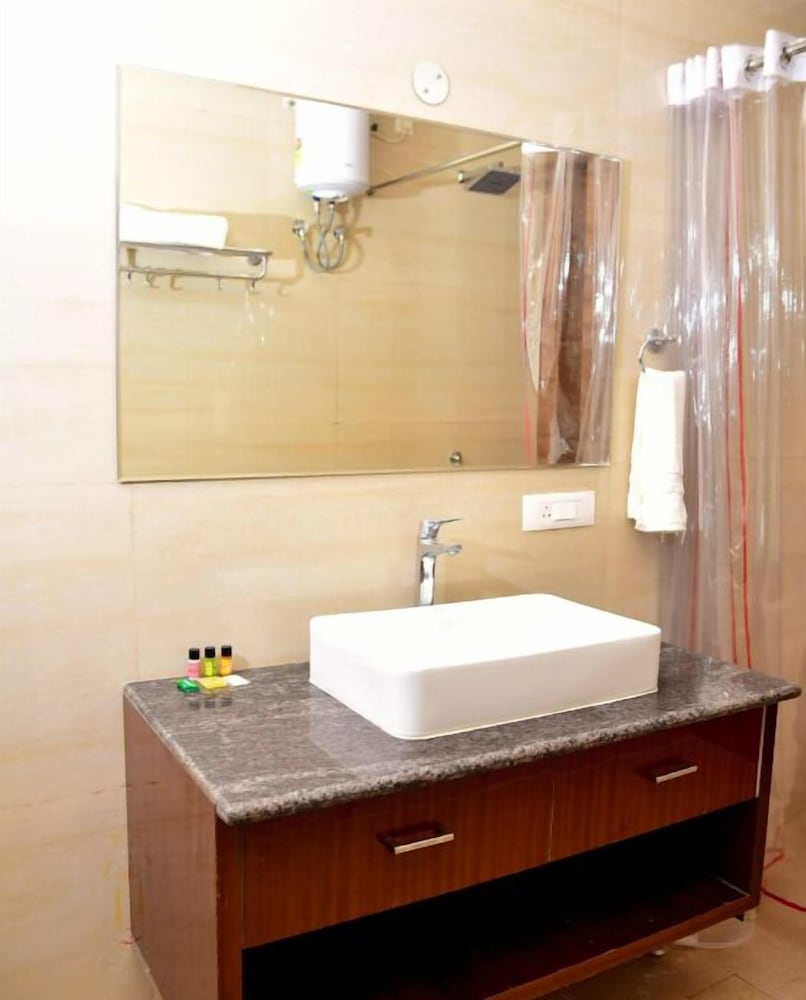 Deluxe Room - Photo 5