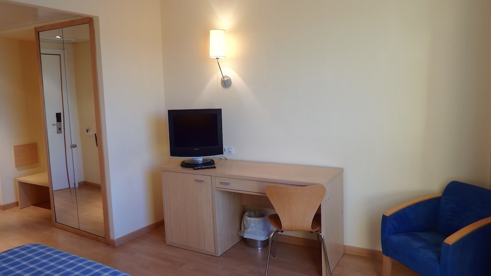 Standard Double Room Single Use thumbnail 5
