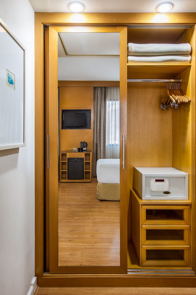 Standard Room, 1 Queen Bed - Photo 2