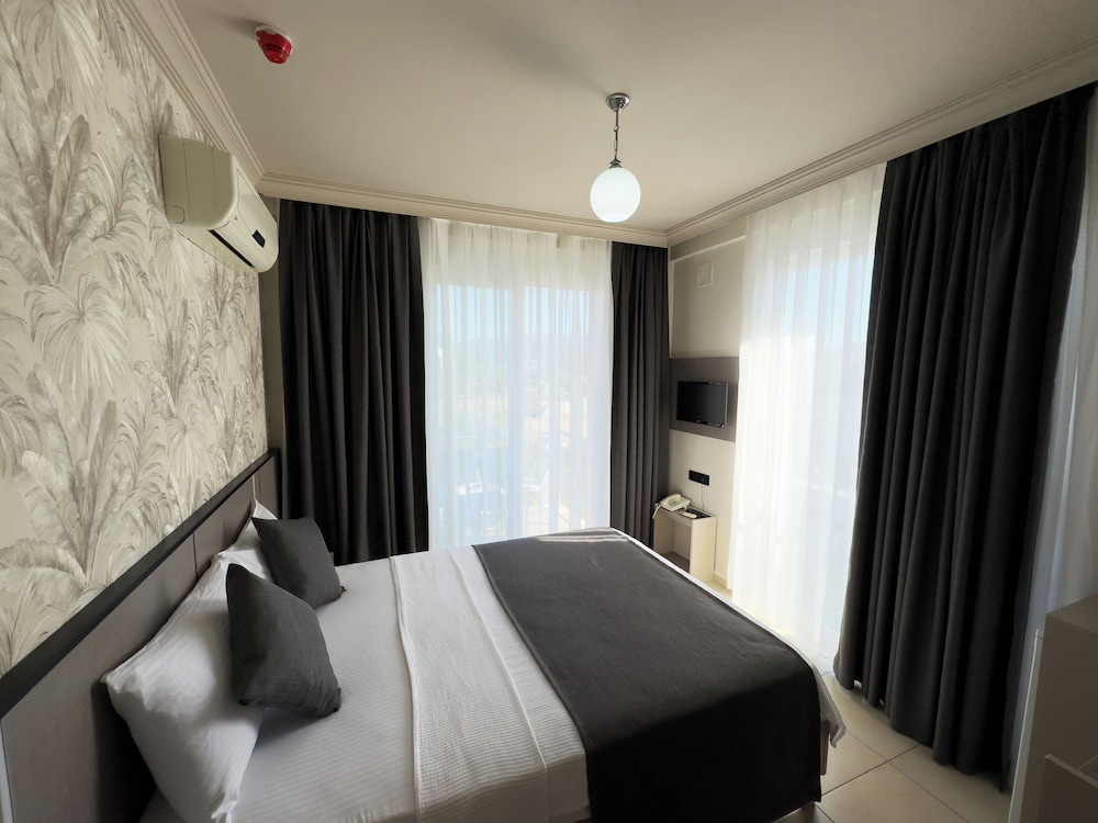 Standard Room, 1 Queen Bed