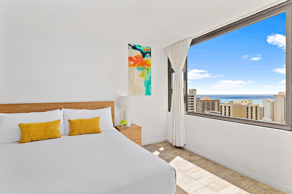 High Floor Ocean View Condo (King Bed and Parking): Suite, 1 Bedroom, Balcony, Ocean View (0025) photo