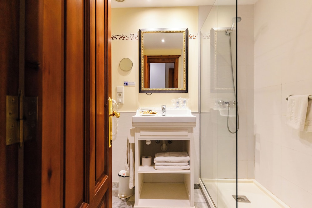Superior Double or Twin Room, Balcony, Golf View - Photo 5