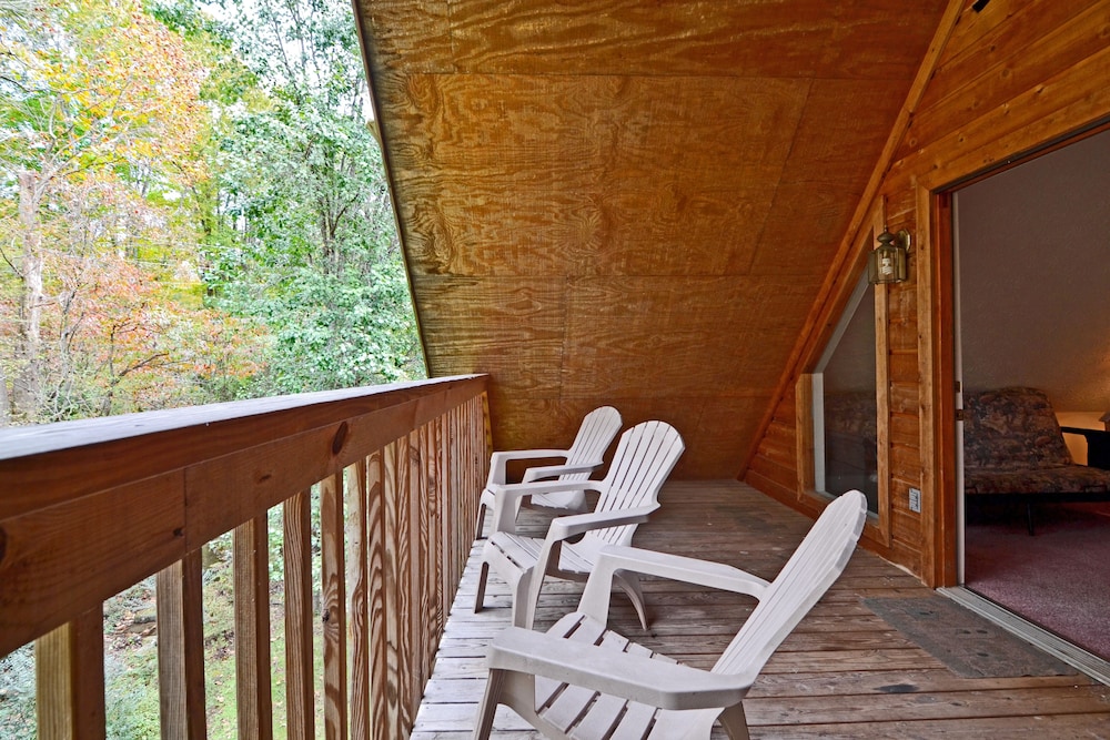 Creekside Cabin, 2 Bedrooms, Outdoor Hot Tub, Pool Table (2 King Beds, 1 Queen Sofa Bed) photo 3