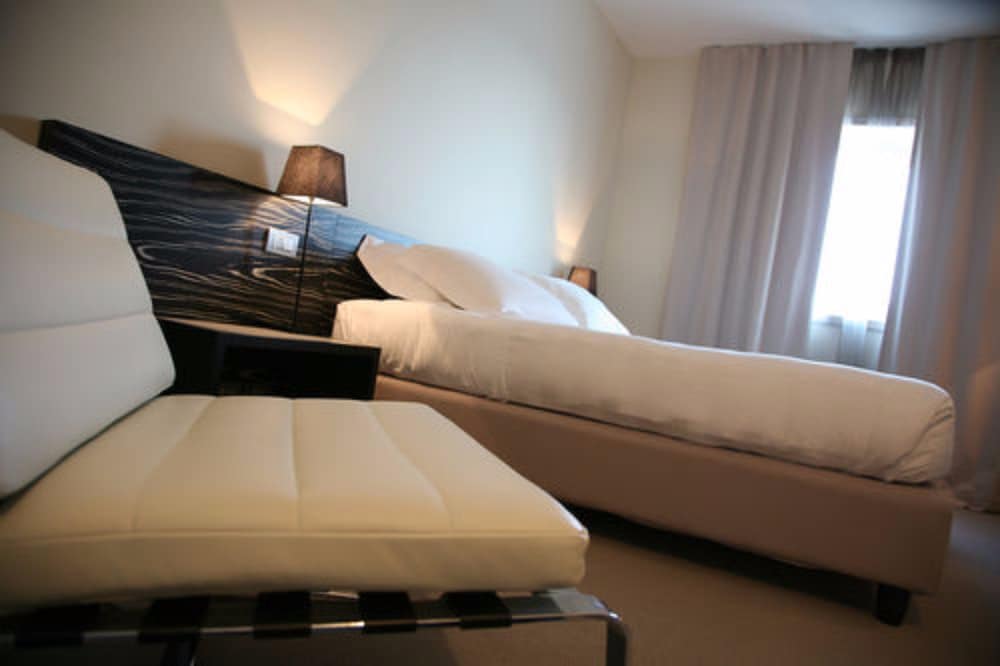 Deluxe Room - Photo 11