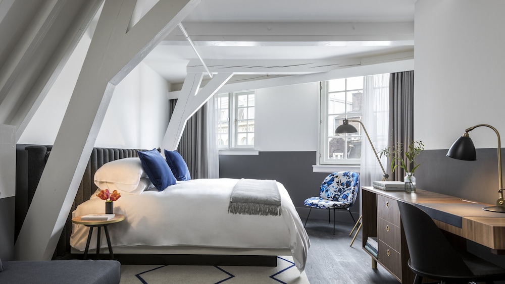 Suite, 1 King Bed with Sofa bed