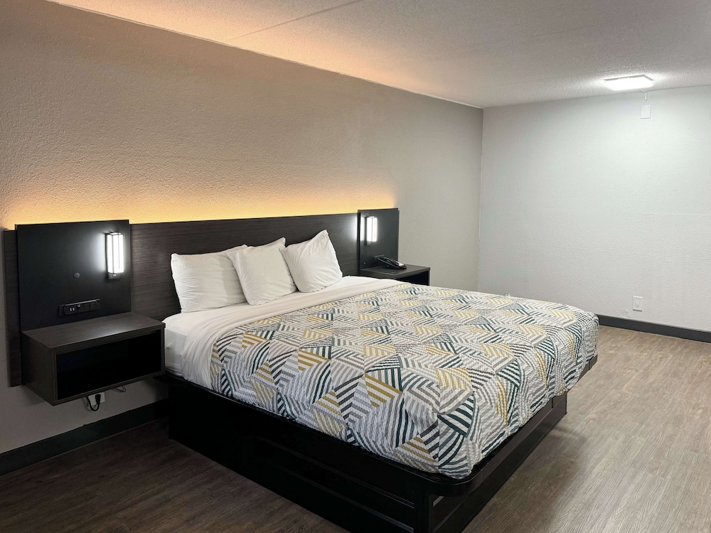Standard Room, 1 King Bed, Non Smoking, Refrigerator & Microwave - Photo 1