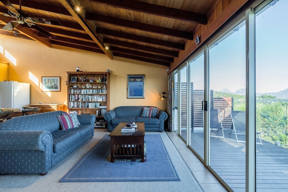 Deluxe 4 Bedroom House with Tri-Bunk Bed and Beach Views photo 3