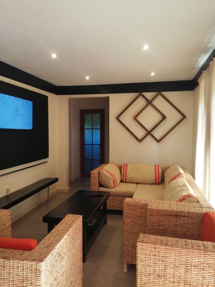 Triple Room, Hill View