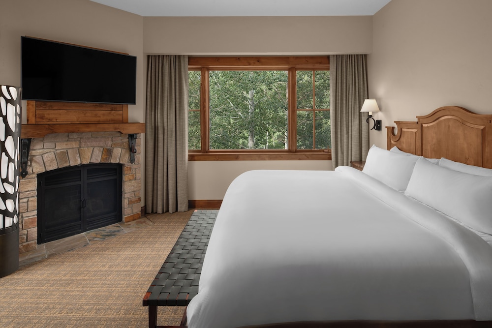 Suite, 2 Bedrooms, Balcony, Golf View - Photo 1